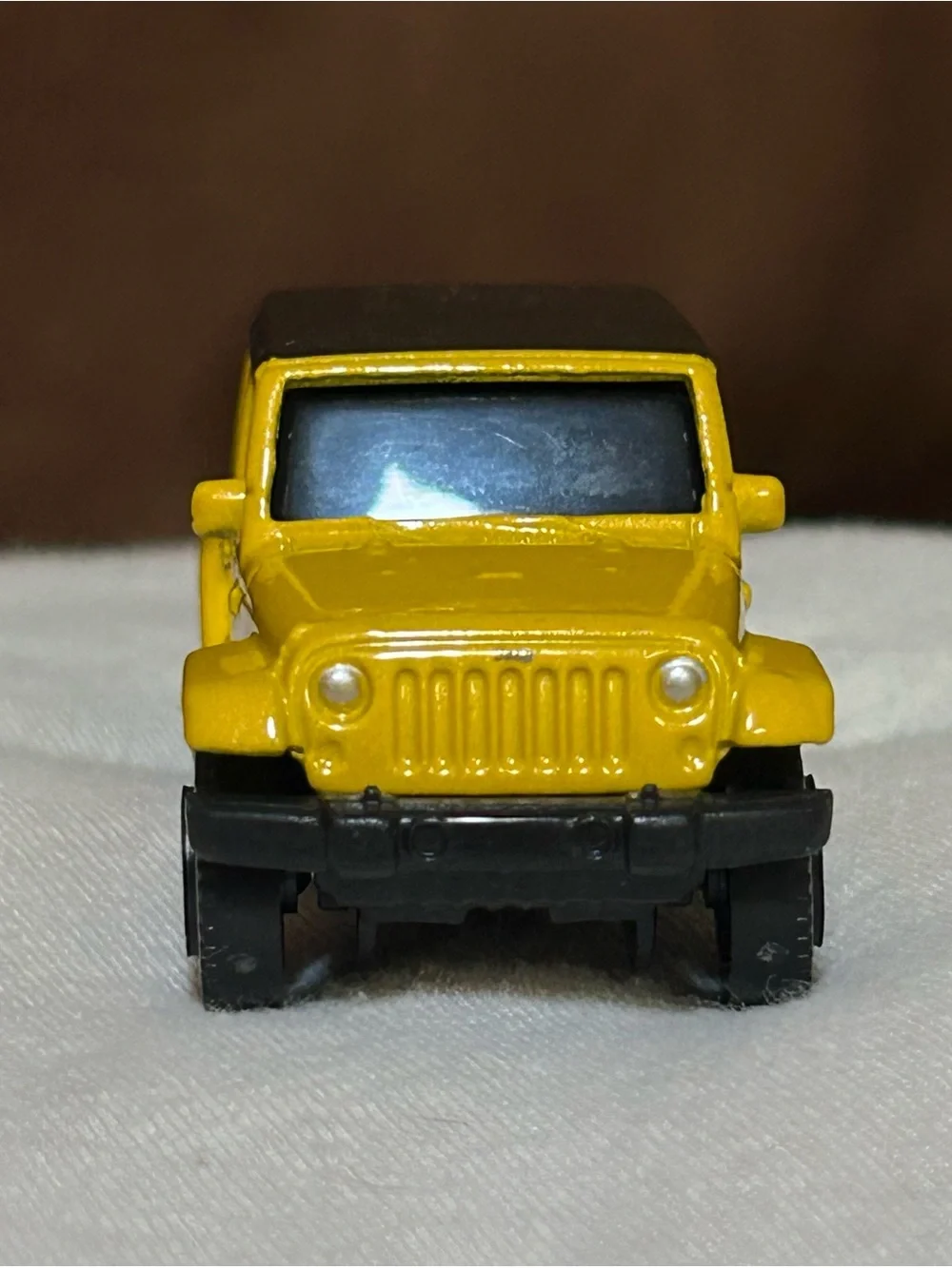Maisto 2015 Jeep Wrangler Unlimited Yellow Black Hardtop 1/64 Diecast